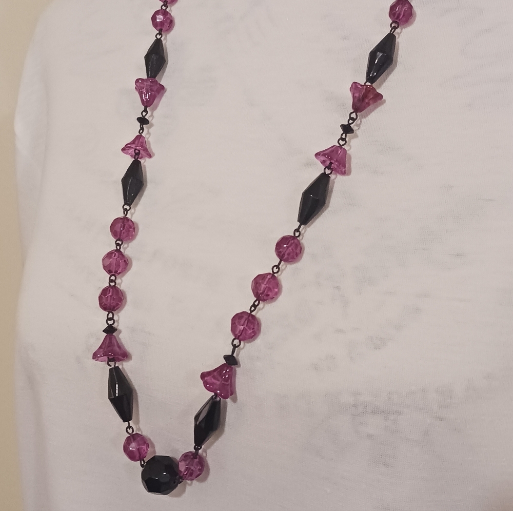 3/$20 💰 Simple Purple and Black Glass Beaded Necklace - Picture 2 of 4